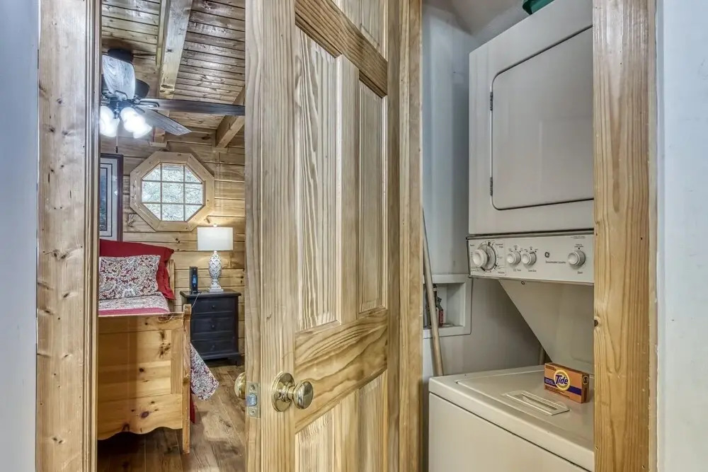 ER239 - Sleepy Bear Great Location - Close To Town! 2 Bedroom Cabin by RedAwning
