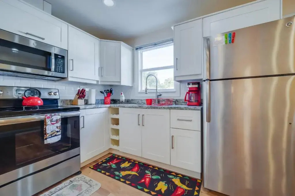 Beach Chairs, Good Kitchen, Strong Wifi on 14th Ave