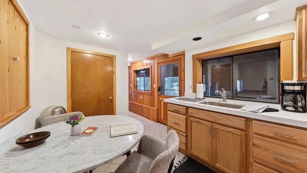 Grand Elk Chalet by Avantstay Private Beach + Pier + Hot Tub Historic A-frame in Carnelian Bay Near Tahoe City + Hiking Trails