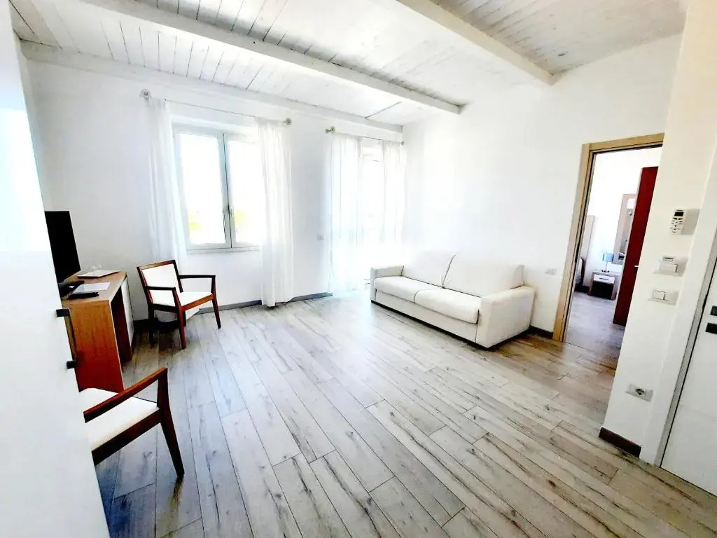 La Promenade Rooms & Suites