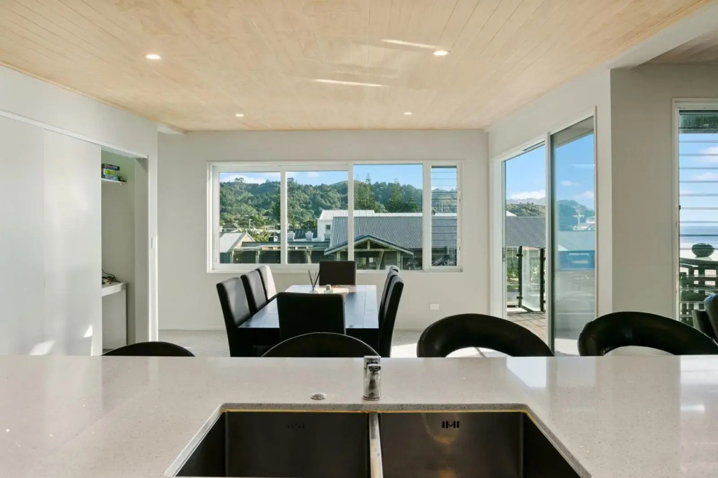 The White Haus - Waihi Beach Upstairs Holiday Unit