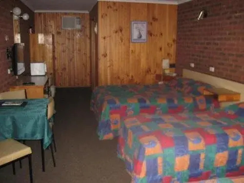 Country Roads Motor Inn