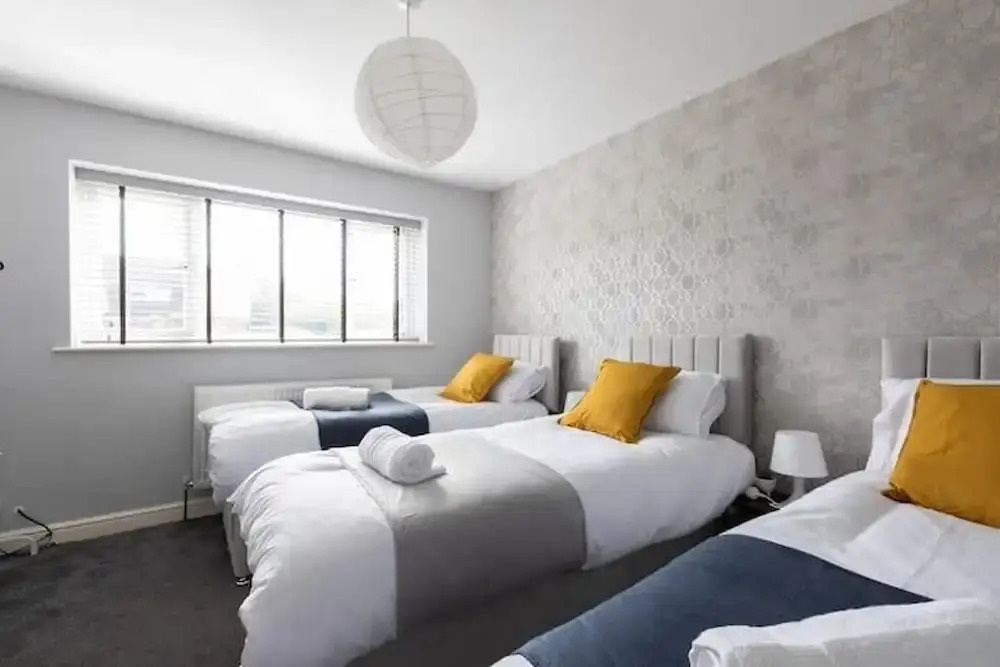 Huge Home,sleeps 12, Private Parking, Pets ok