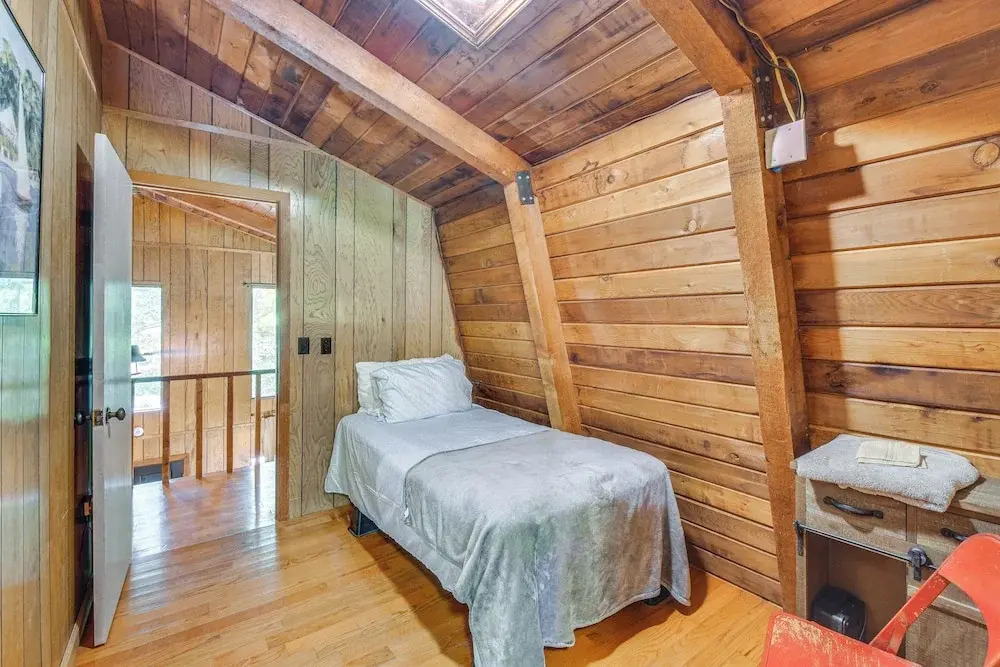 Pet-friendly Lavonia Cabin, Walk to Lake Hartwell!