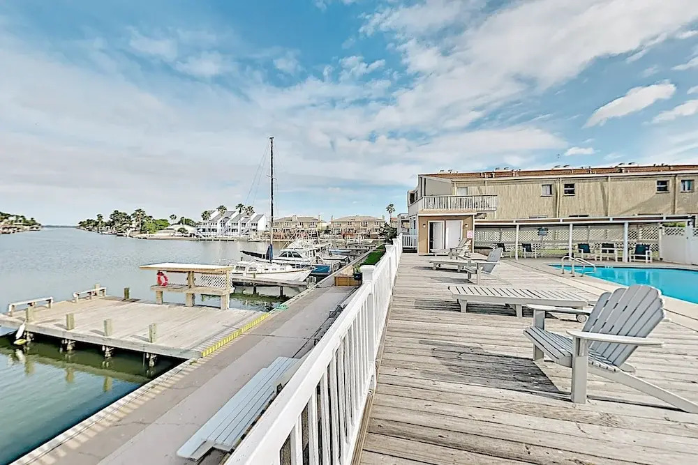 Canal-front Corner W/ Pools - Near The Beach! 1 Bedroom Condo