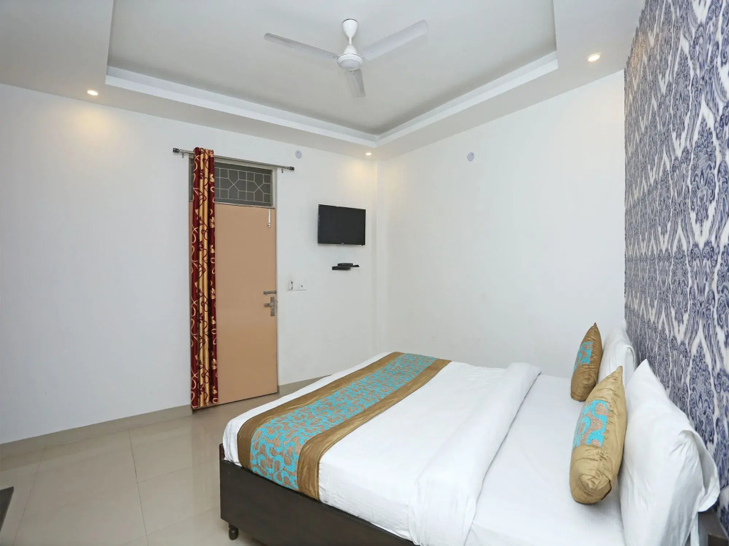 OYO 11384 Hotel Diamond Star
