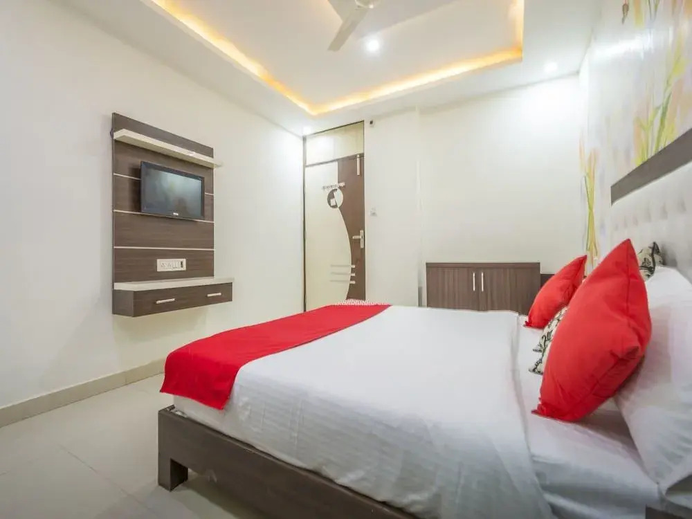OYO 14022 Hotel Saya Inn