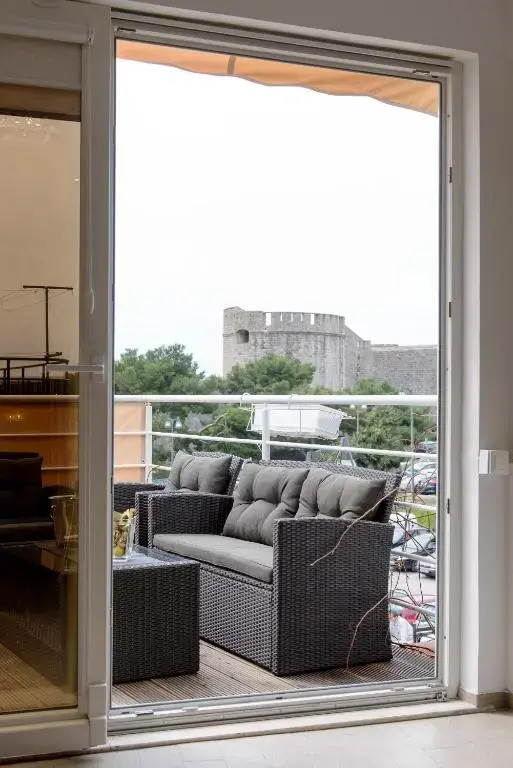 Isaura Apartments
