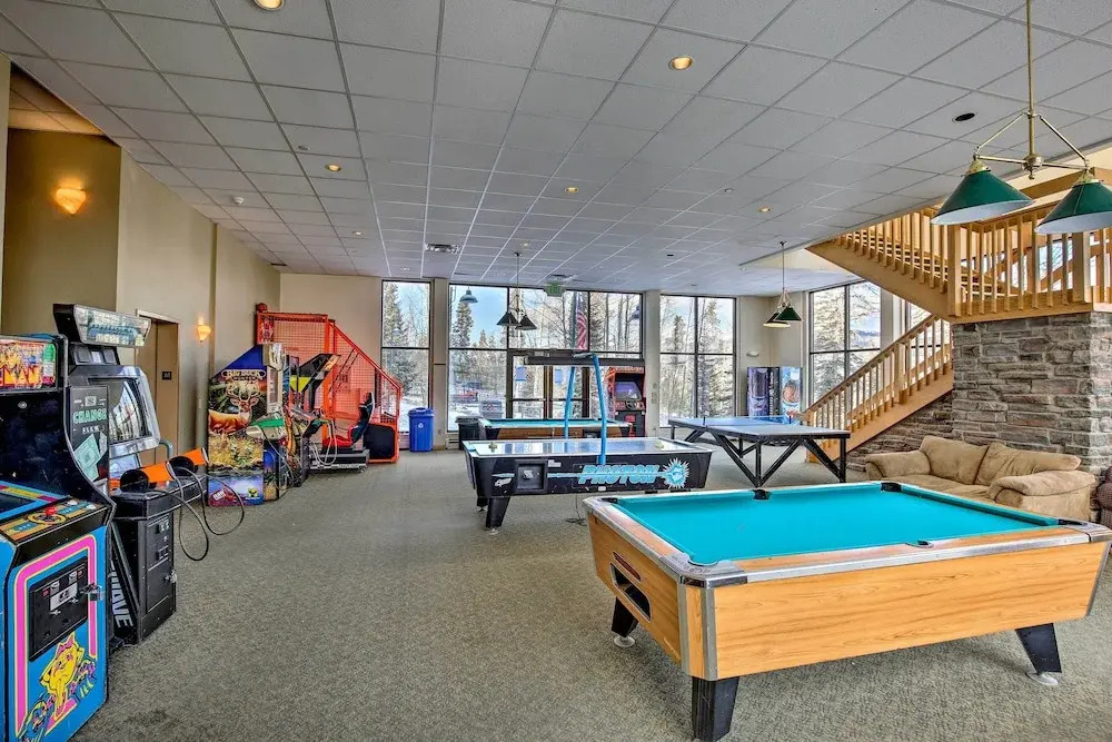 Ski Shuttle & Pool: Modern Silverthorne Condo!