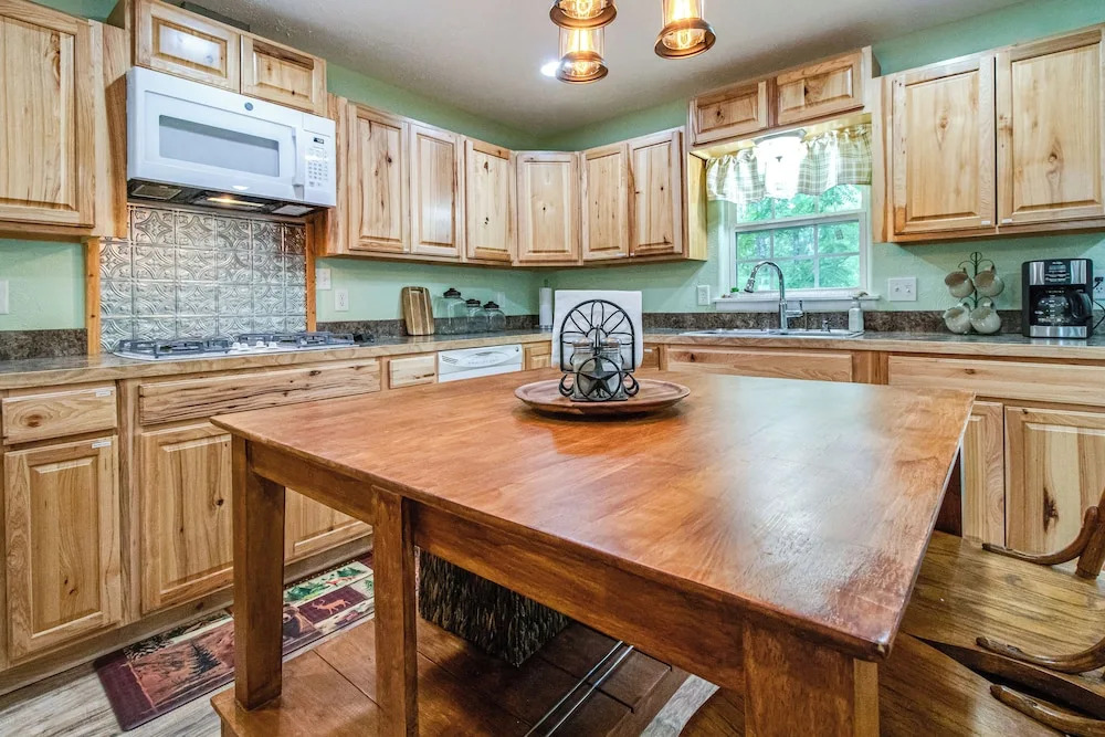 Cotter Home w/ Deck ~ 1 Mi to Big Spring Park!