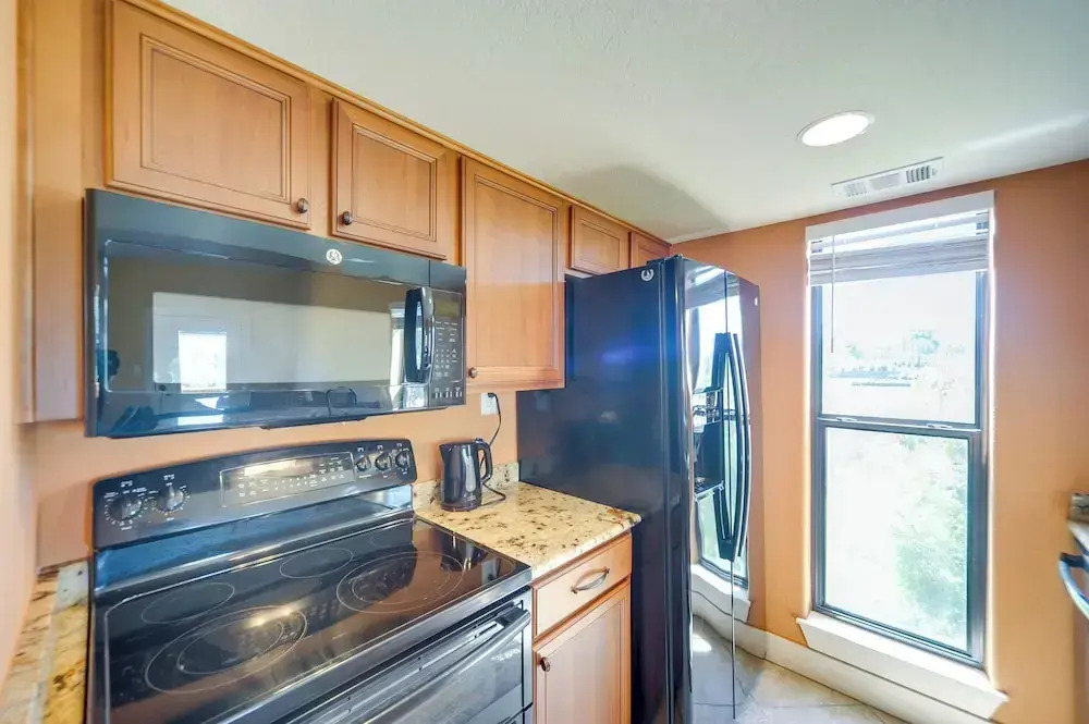 Townhome Near Lake LBJ w/ Deck & Patio!