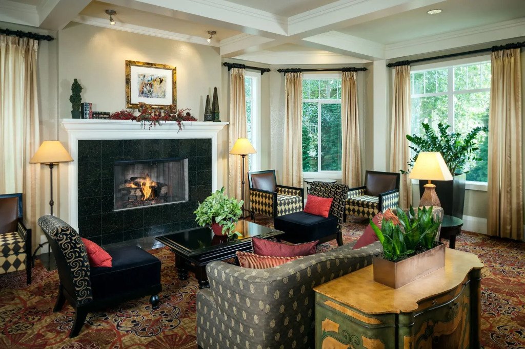 Plaza Inn & Suites at Ashland Creek