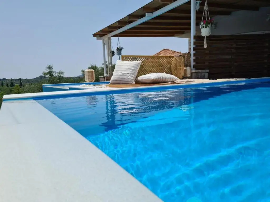 Georgiannas suite with private pool , greysuite