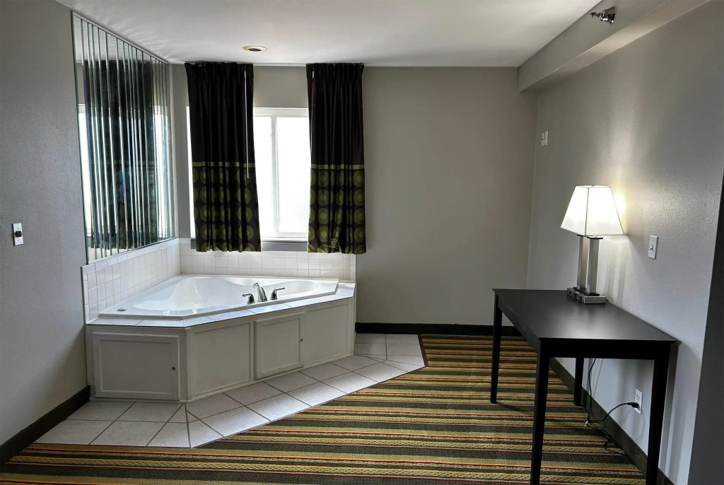 Super 8 by Wyndham Mound City