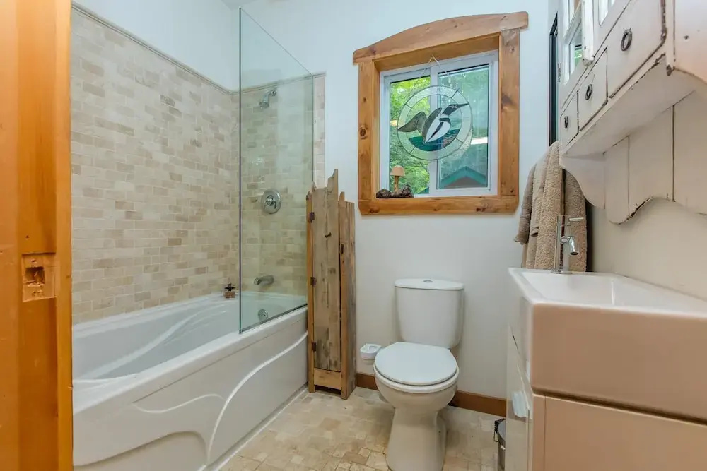Stornoway is a Gorgeous cottage just 5 ft from White Lake!