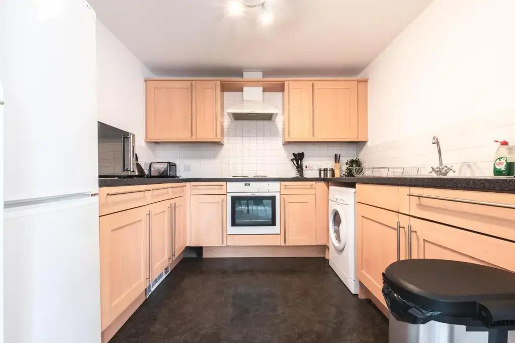 BEST PRICE! LARGE SPACIOUS 2 BED APARTMENT - King Size or Single Beds, Sofabeds, Smart TVs, FREE PARKING