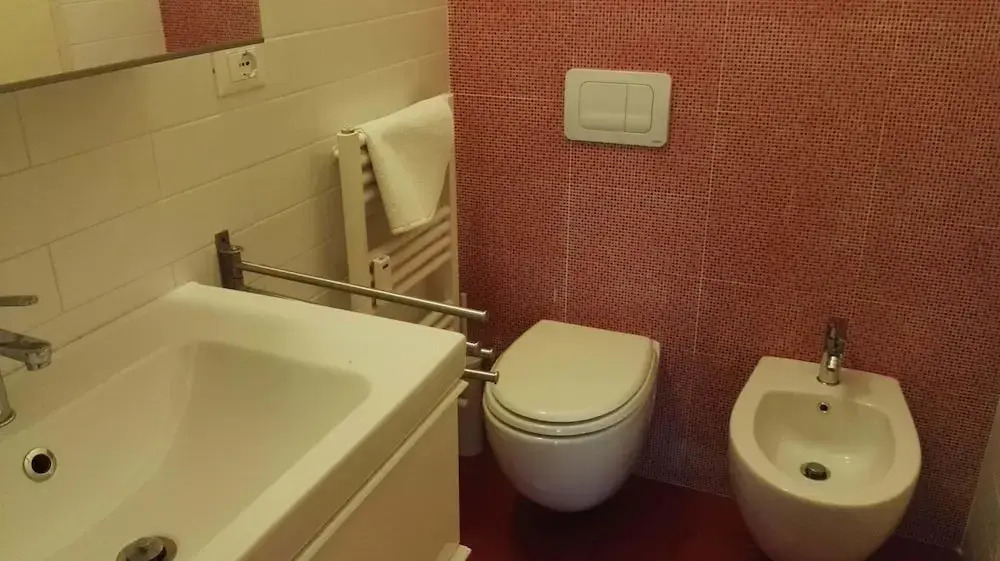 The Red Suite in Florence with Free Parking