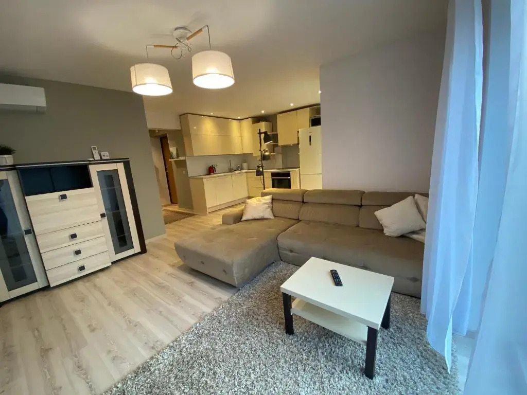 Sunny apartment, 5min to the sea. Parking. Self check in.