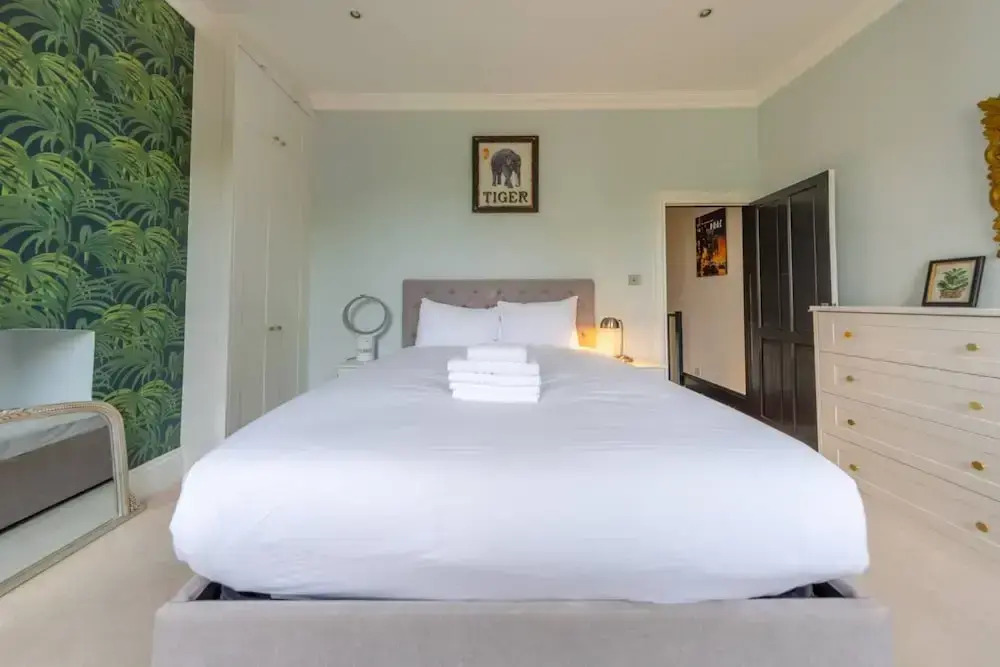 Stylish 2 Bedroom Home in Islington With Garden