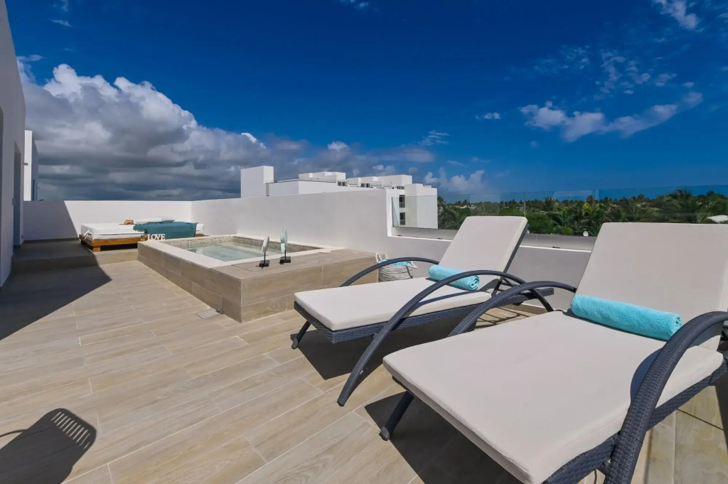 Gorgeous private roof with private picuzzi. A401