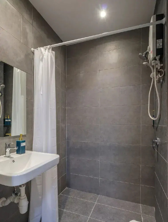 Neu Suites Residence, Embassy Row