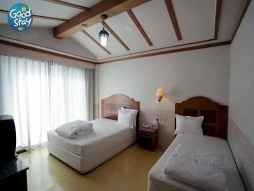 Sunny Holiday Hotel