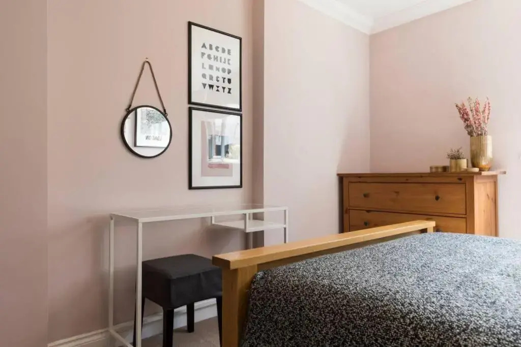 Amazing 4 Bed House wParking 2min walk to Station