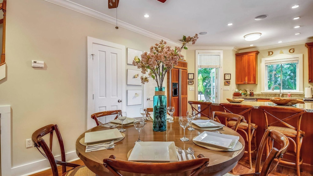 Ecco Domani by Avantstay Gorgeous Home w/ Pool, Balcony in Great Location Month Long Stays Only