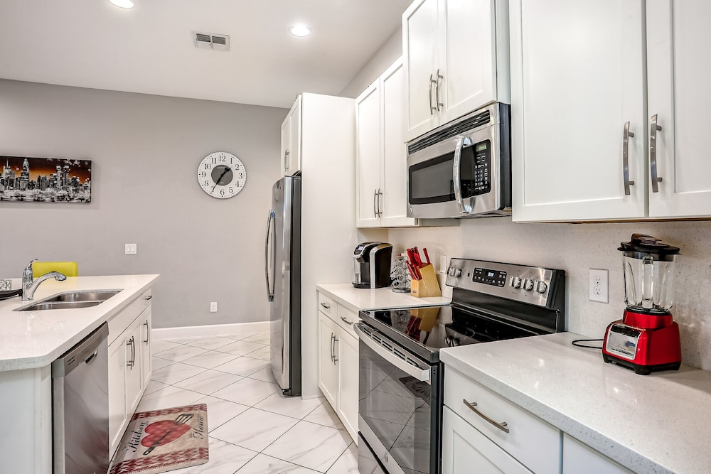 Family-friendly Home With Private Pool, Wifi, Central AC, & Private Washer/dryer