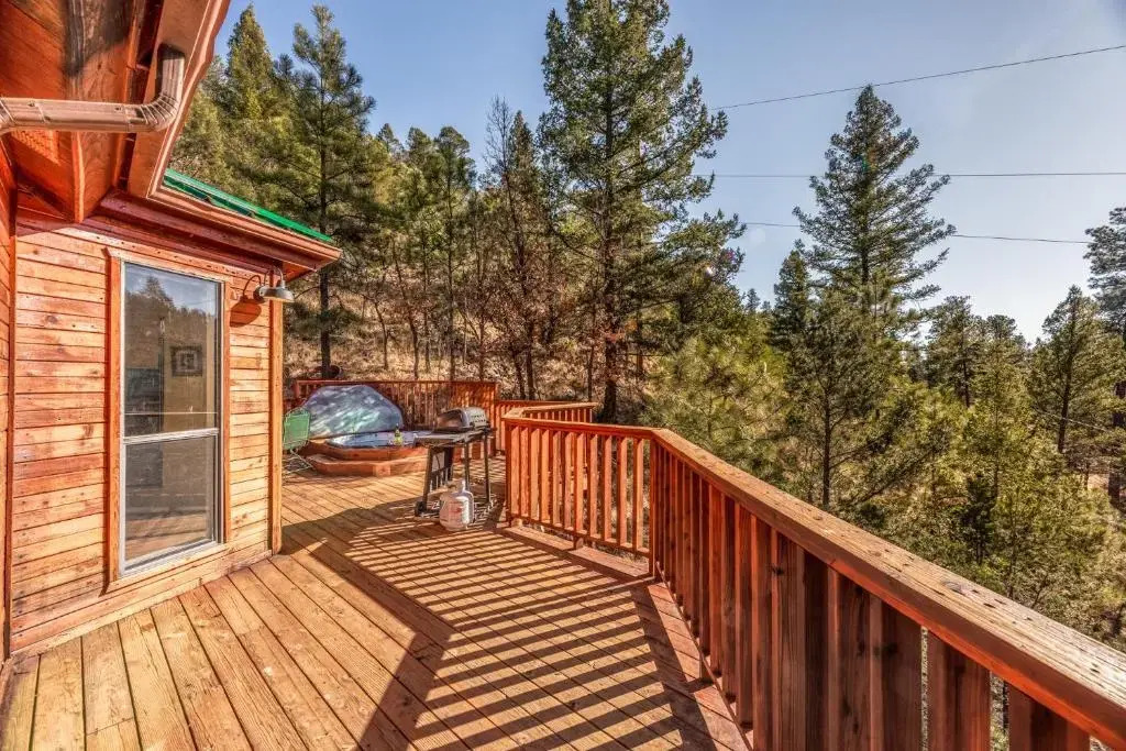 Cabin on the Creek, 2 Bedrooms, Sleeps 6, Hot Tub, Fireplace, Pet Friendly