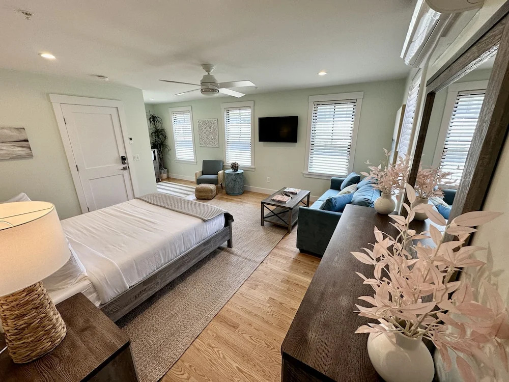 Downtown Newport 1br Suite W/ Parking & Ensuite - Unit 3 1 Bedroom Apts