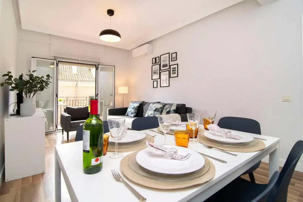 Sunny Apartment at the foot of Royal Palace by Batuecas