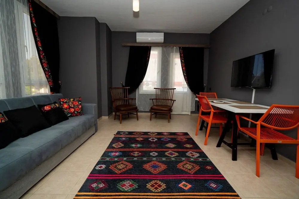 Esquire Hotel & Lounge