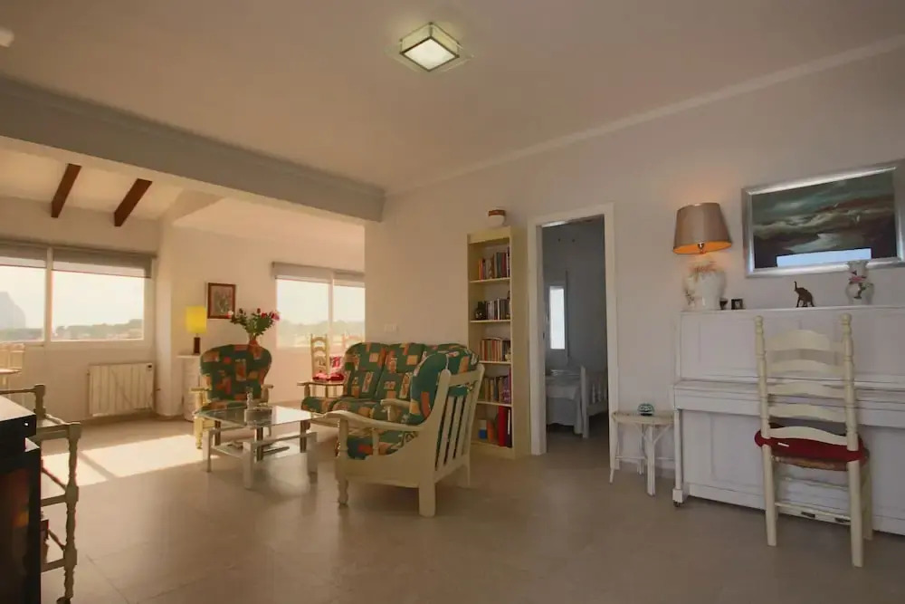 Private Family Retreat With Pool Short Walk to the Sea