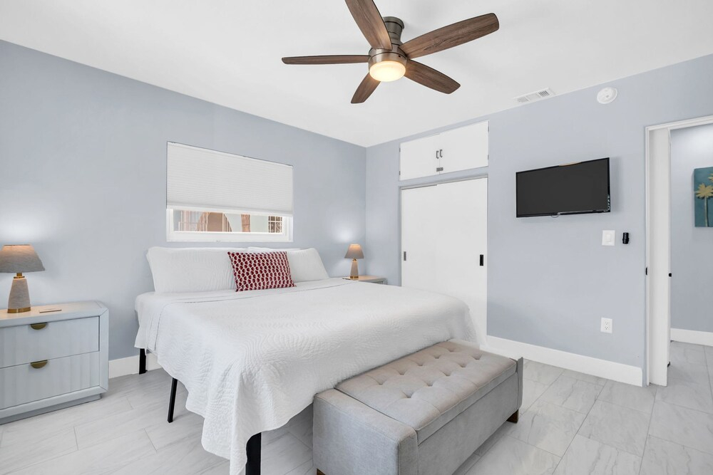 Heated Pool Hot tub Close to Beach Pet Friendly