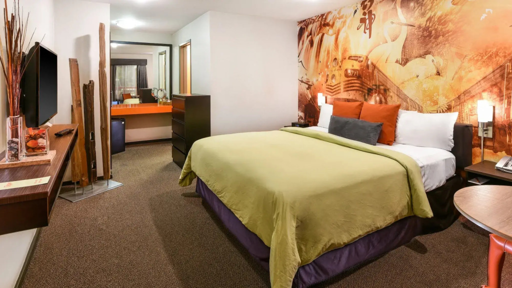 The Tangerine - a Burbank Hotel