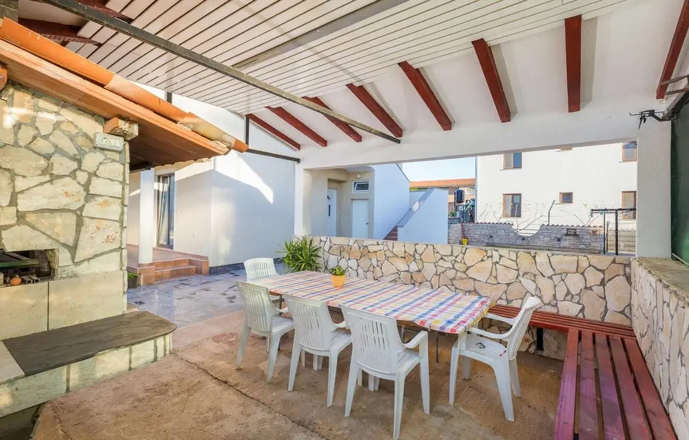 Amazing Apartment in Valbandon With Wifi and 2 Bedrooms