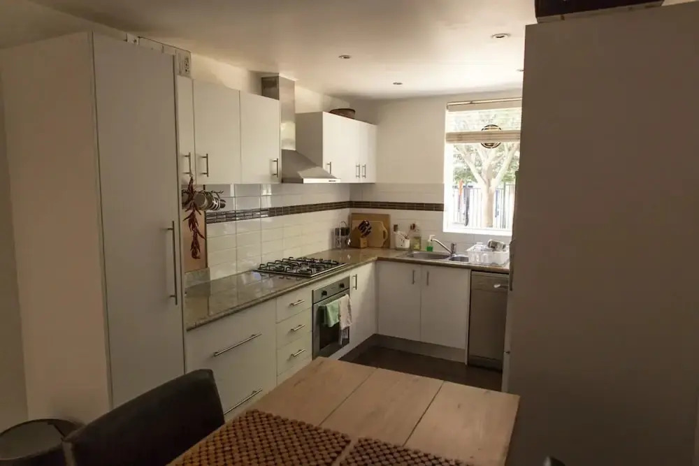Bright And Spacious 2 Bedroom Apartment In Windsor