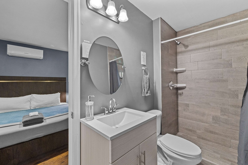 Charming Chalet w Hot Tub King Suite Dog Friendly