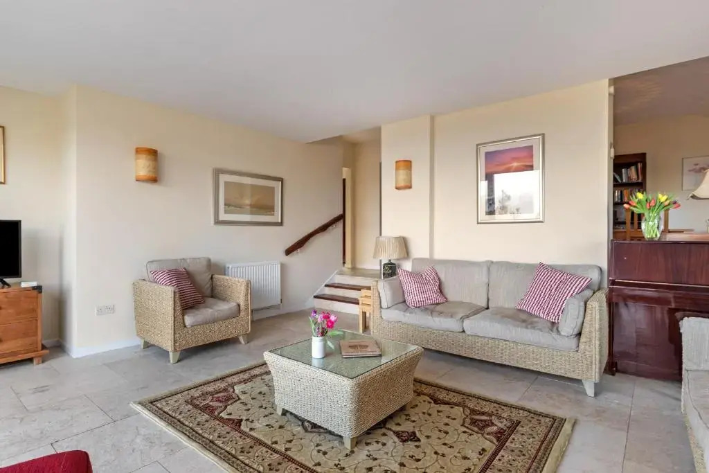 Glendale Cottage - Sea Views, Beach Access, Hot Tub