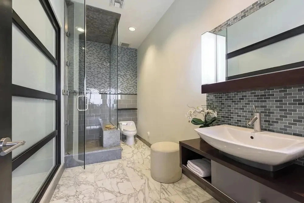 Beverly Crest: Ultra-private BH Retreat w/ Infinity Pool & Skyline Vistas