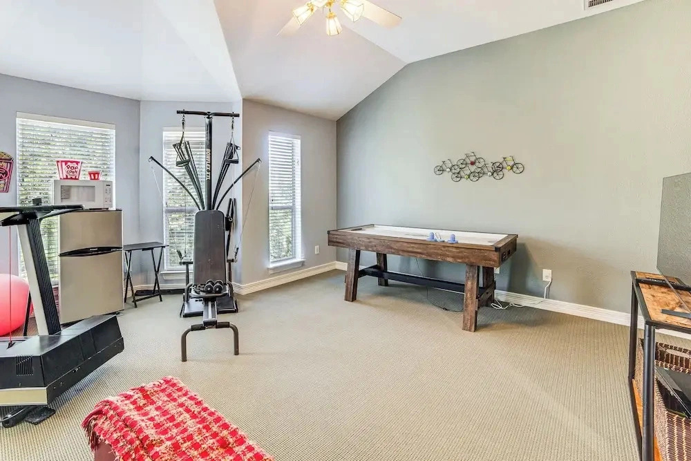 Uptown Dallas Group Getaway Near Art, Eats & More