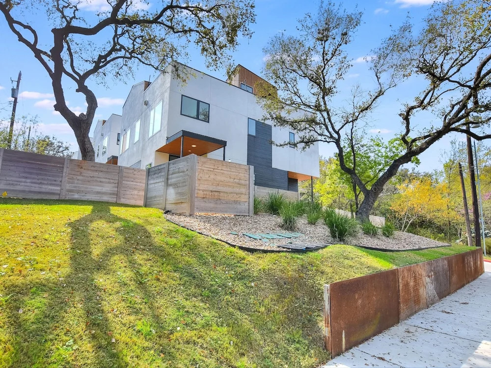 The Living Local Dojo Atx 4 Bedroom Condo