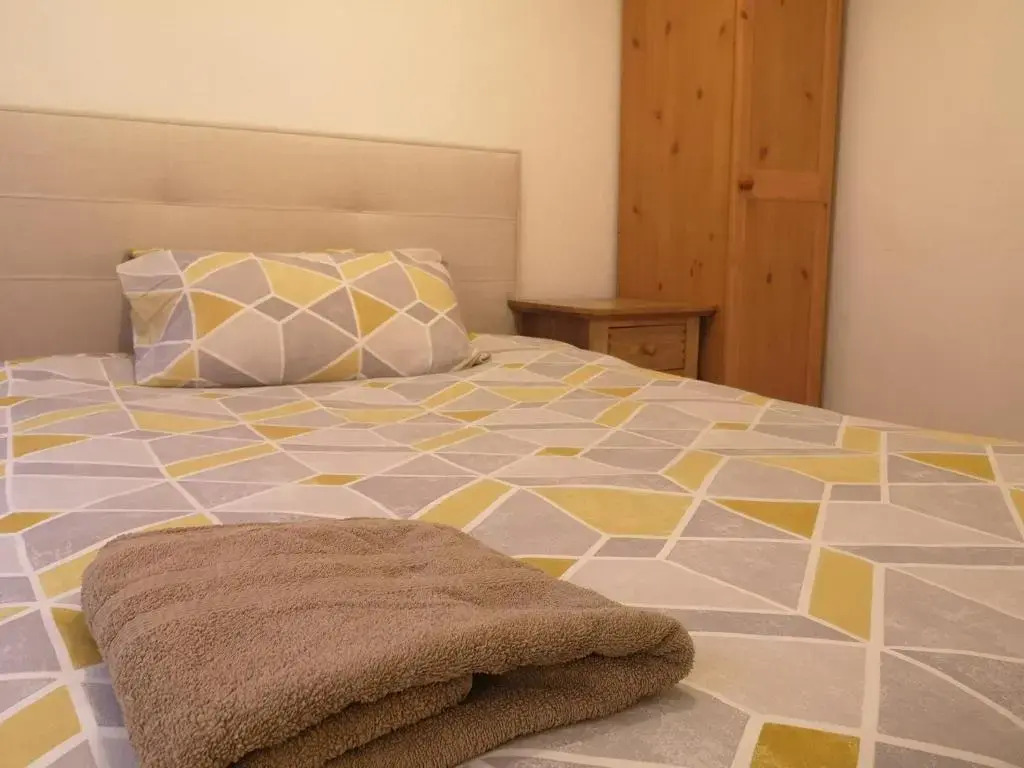 BrumStay UK - 5 Bed TownHouse with Garden and Parking for upto 3 small cars