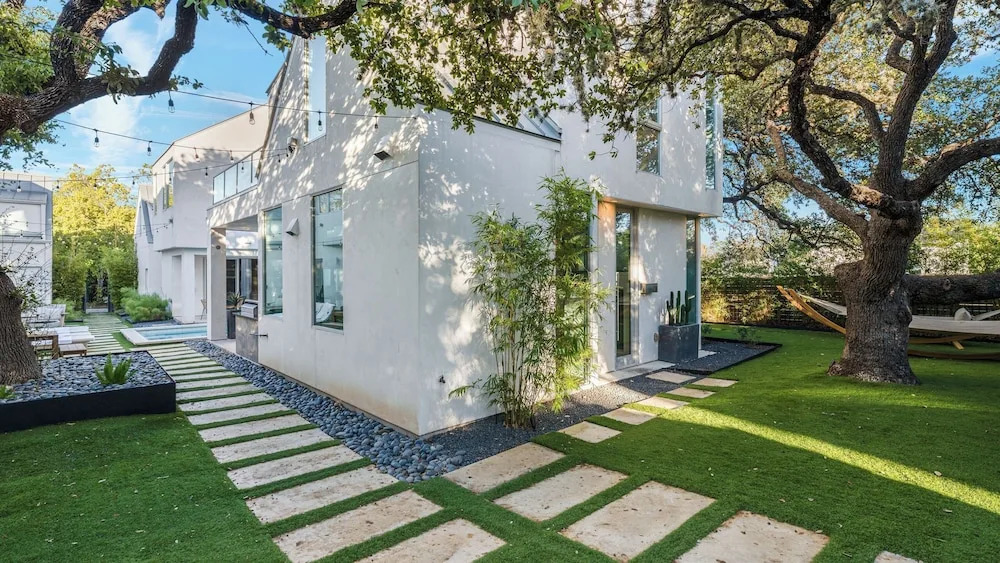 Luxe 9bdr Retreat w/ Putting Green + Game Room Bouldin Collective by Avantstay