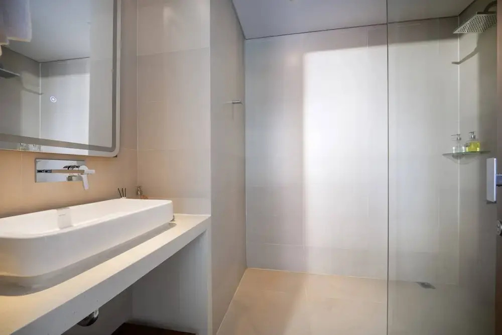Exclusive 120sqm 2bdr Corner Suite Rooftop Pool