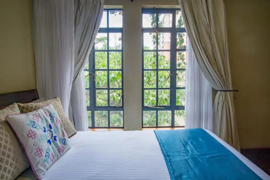Peaceful, Spacious, Open-plan 2br apartment set in mature garden