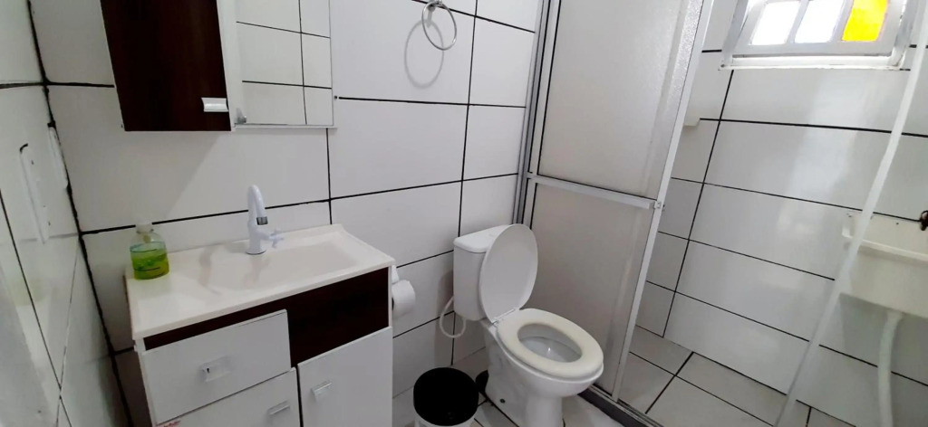 KITNET k1 em TORRES-RS - Na mais bela praia Gaúcha - cozinha - banheiro - ar condicionado - Smart TV 32' Android Apps Youtube - Netflix - Prime Vídeo e Wi-Fi - Estacionamento - Acomoda até 4 pessoas - Anfitriã Superhost no BnB