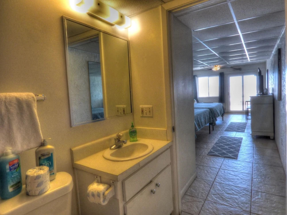Pet Friendly Ground Level Steps to the Sand, Pool, Hot Tub, Wifi