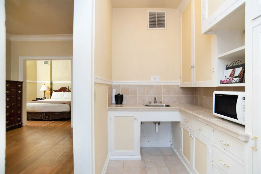 MarQueen Hotel - NEWLY RENOVATED